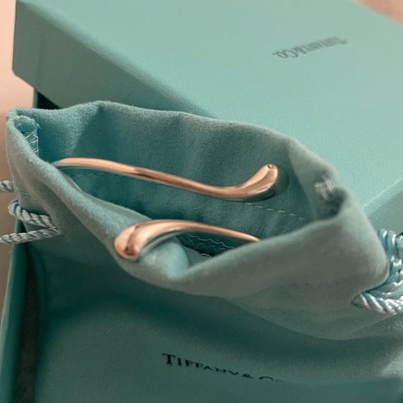 Tiffany & Co. Elsa Peretti Teardrop Silver Bangle - Picture 3 of 4